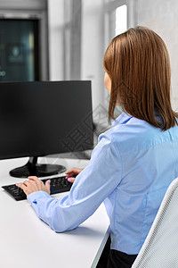 商业,技术人的商人与计算机工作办公室有电脑办公室工作的女商人打字